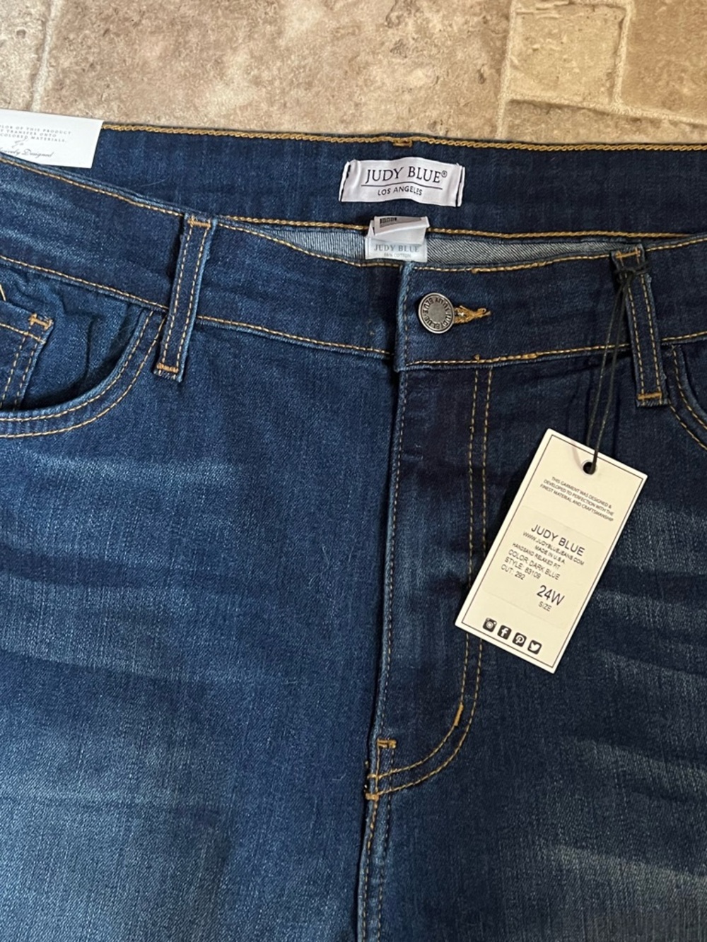 NWT 24W Judy Blue Relaxed Fit Jeans - Picture 2 of 4